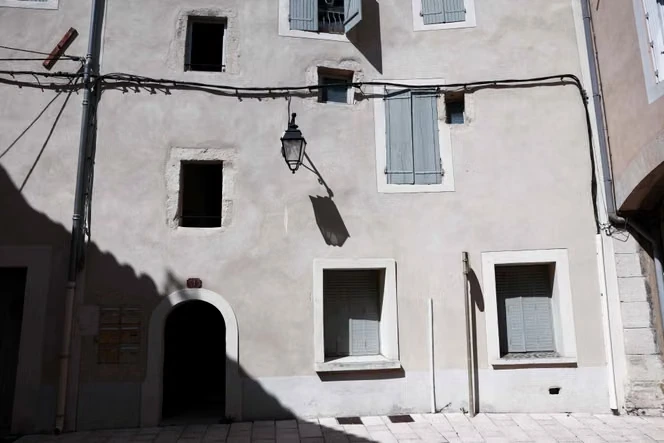 La mère des cinq bébés morts découverts à Orange a été mise en examen et placée en détention provisoire