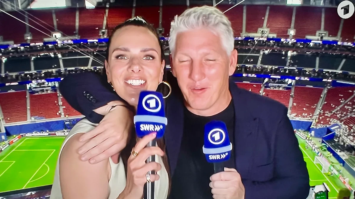 TV-Kritik WM 2026: Esther wie Nena, Kuschel-Attacke von Schweini