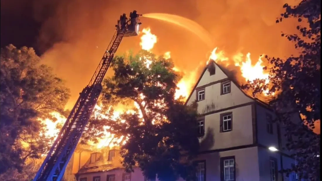 Schloss Wallhausen: Renaissanceschloss brennt lichterloh
