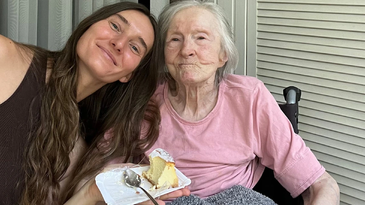 Pflege statt Karriere: Für Oma (96) gab Katharina (29) ihr altes Leben auf