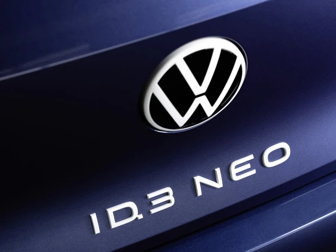 Volkswagen, utili giù del 33%. Il ceo Blume: «Ci sono 150 case auto in Cina e stanno arrivando tutte in Europa. Tagliare i costi per competere»
