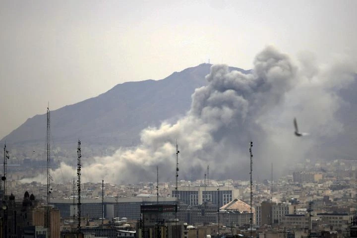 La guerra vuelve a descontrolarse: Trump bombardea Irán por tercera noche y Teherán responde con un ataque mortal a petroleros en Ormuz