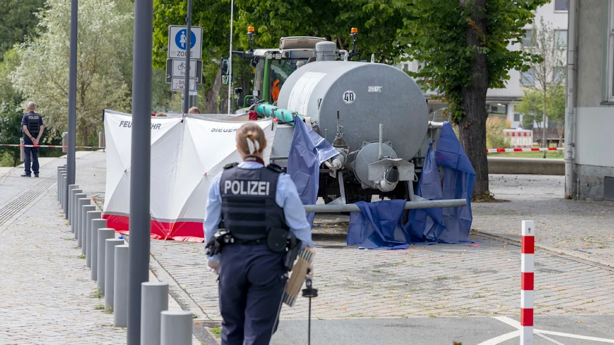 Siegen, NRW: Fußgänger (23) von Traktor mit Wasserfass überrollt – tot!