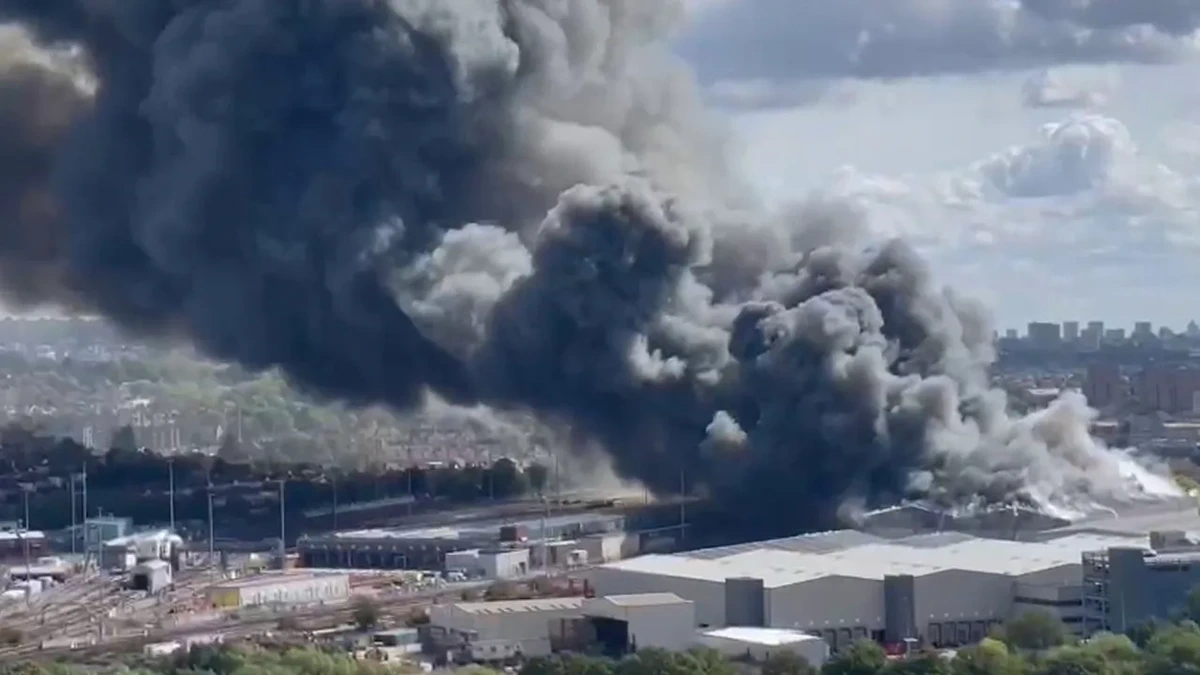 Großbrand bei Wembley: Riesige Rauchwolke über London