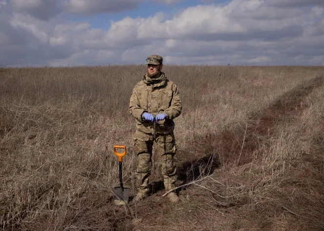 En Ukraine, la mort d’Oleksi Ioukov, le « collecteur d’âmes » qui consacrait sa vie à exhumer les corps de soldats morts sur le front
