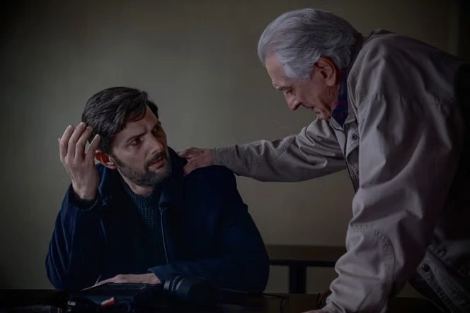 « The Whisper Man », sur Netflix : Robert De Niro et Michael Keaton au parloir
