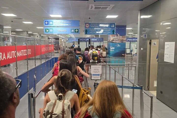 Italia prorroga 15 días más los controles de los viajes procedentes de España