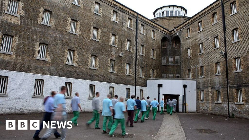 Prisoners freed early are returning to jail at rapid rate, governors tell BBC