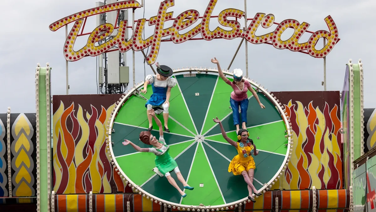 Oktoberfest: Betreiberin von Wiesn-Karussell lässt Figuren umgestalten