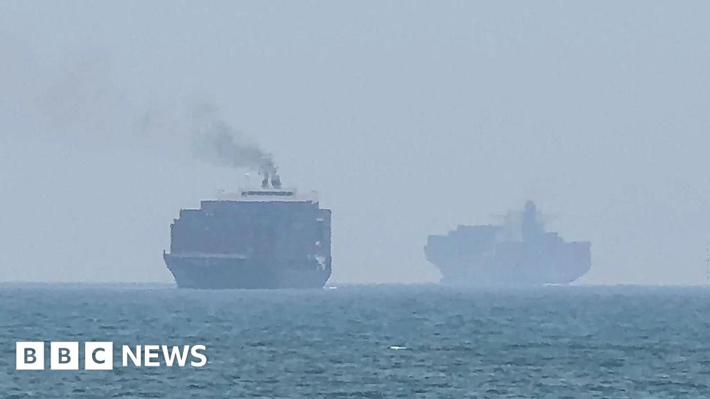 Hormuz talks positive, Oman says, as Iran warns deal would not open strait