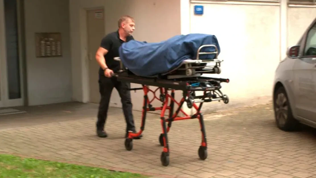 Vater erstochen, als er auf der Couch lag: Sohn (15) unter Mordverdacht