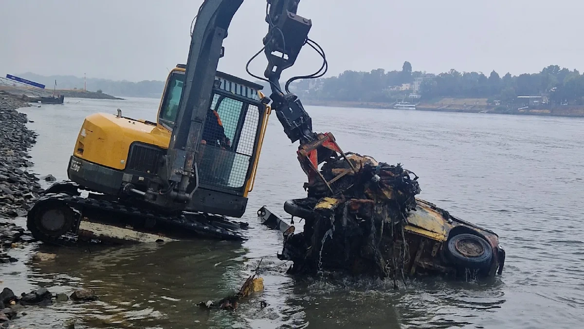 Niedrigwasser legt Fiat frei: Knochen-Rätsel um ein Autowrack aus dem Rhein