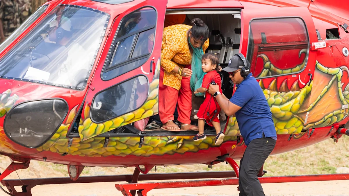 Flut in Nepal: BILD am Armee-Stützpunkt der Retter