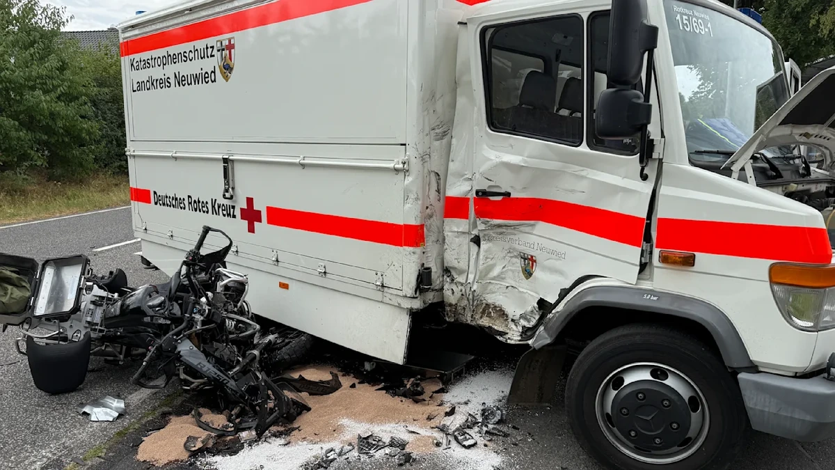 Zwei Tote bei Unfall: Motorrad kracht in DRK-Lkw