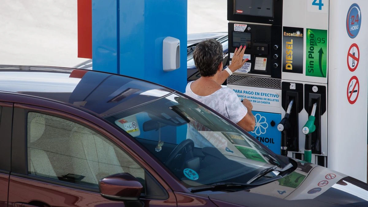 Los carburantes suman ocho semanas al alza y tocan máximos del verano a las puertas de la operación retorno
