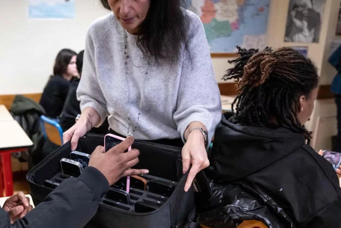 Interdiction du téléphone portable au lycée : la mesure « pourra être effective dès la rentrée », assure le gouvernement