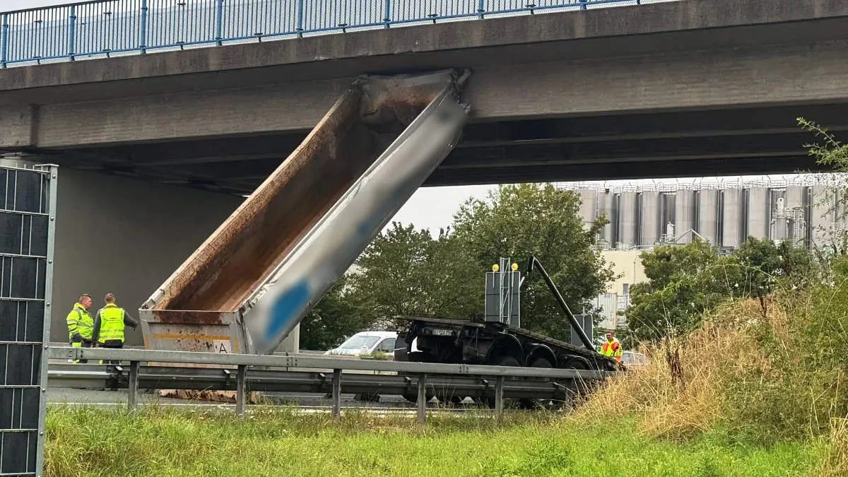 A9-Sperrung und Stau: Kipplaster-Fahrer (65) rammt Autobahnbrücke