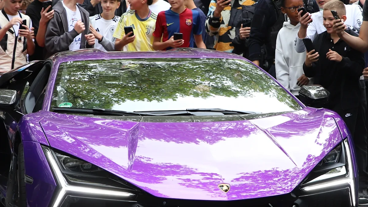 In Berlin: Lilafarbener Lamborghini löst Massenansturm aus
