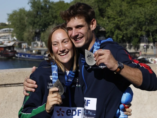 Cosetti e Barnabà, argenti al bacio nella Senna: chi sono i fidanzati triestini che si tuffano da 20 metri