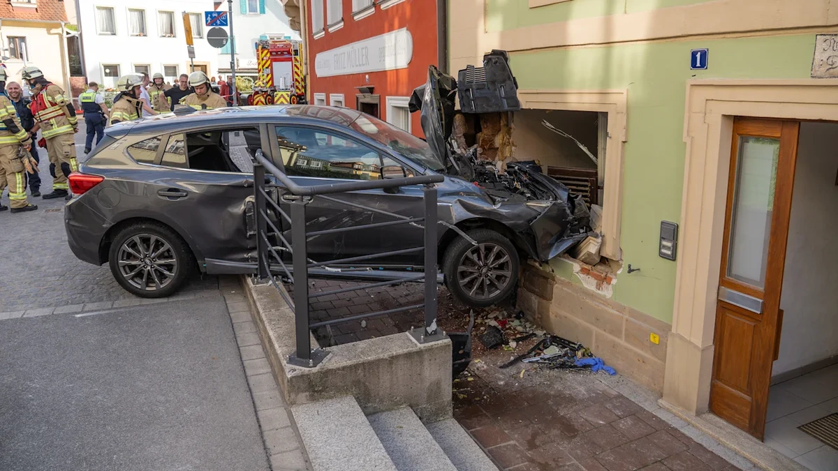 Unfall in Bamberg: Auto jagt über Terrasse und schlägt in Hauswand ein