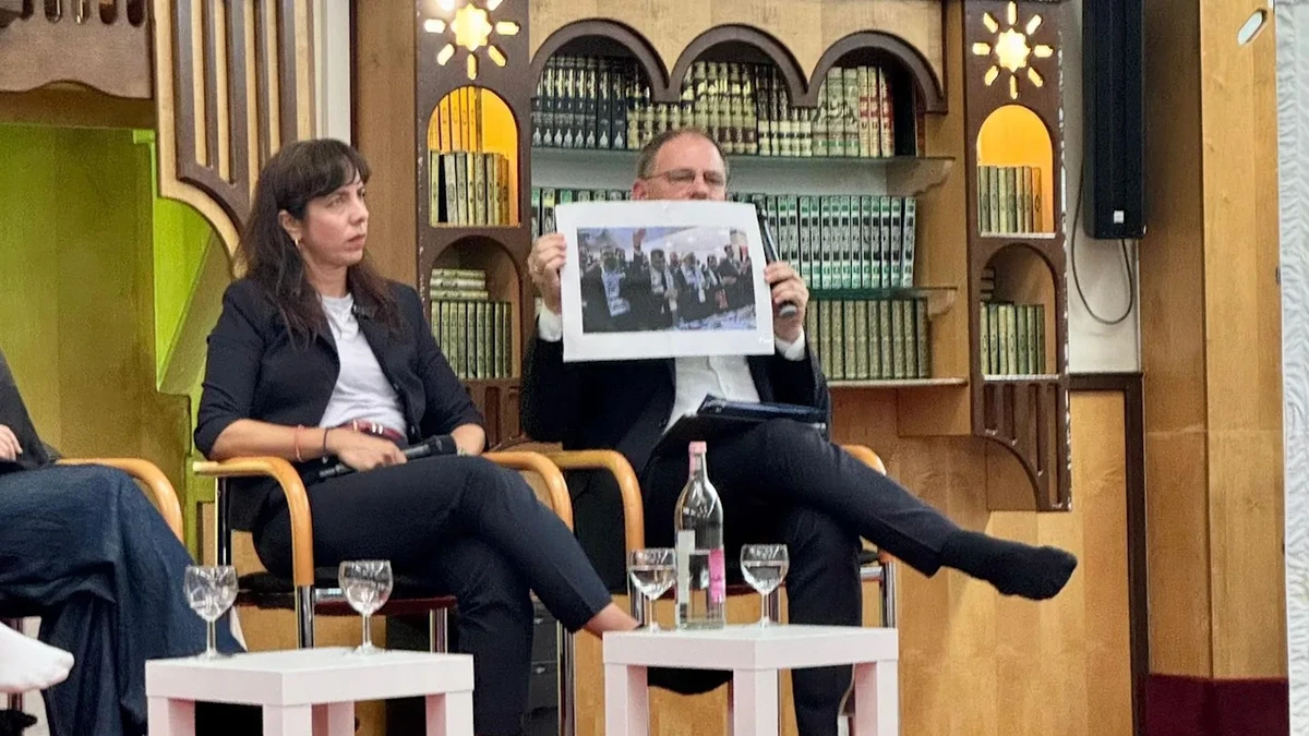 Berliner Spitzenkandidat macht Muslime wütend: Foto-Eklat in Skandal-Moschee!