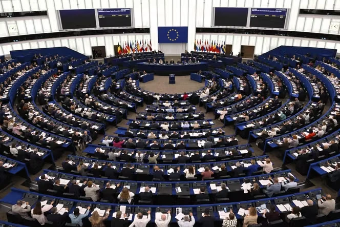 Alicher Ousmanov et Mikhaïl Fridman, deux oligarques russes réputés proches de Vladimir Poutine, échappent aux sanctions européennes, provoquant la frustration au sein de l’UE