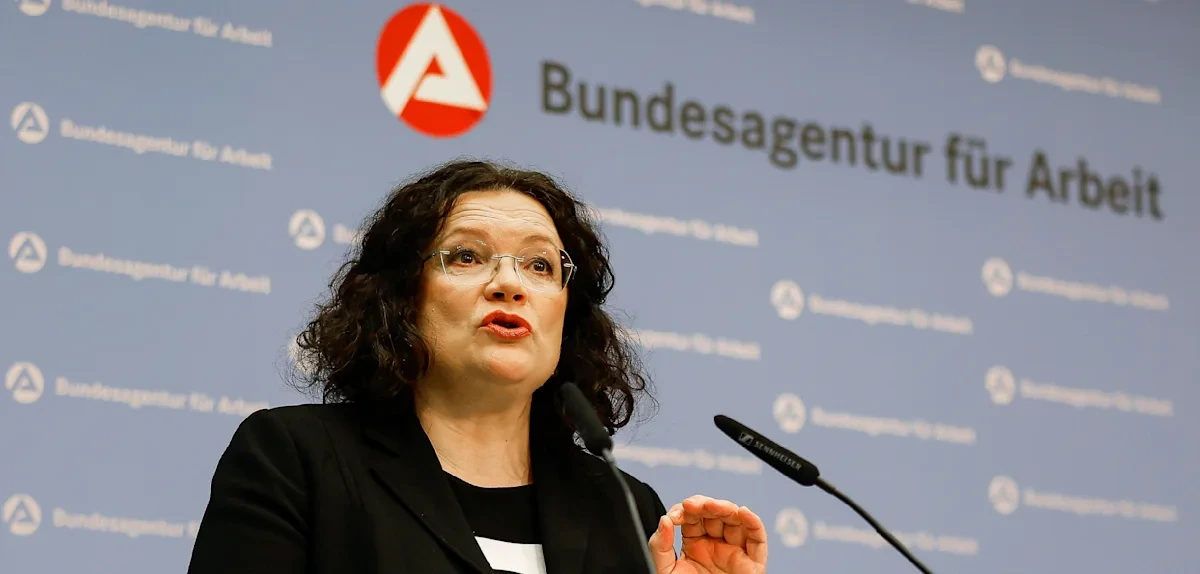 Zahl der Arbeitslosen fällt unter drei Millionen – Herbstbelebung laut Nahles „schwunglos“