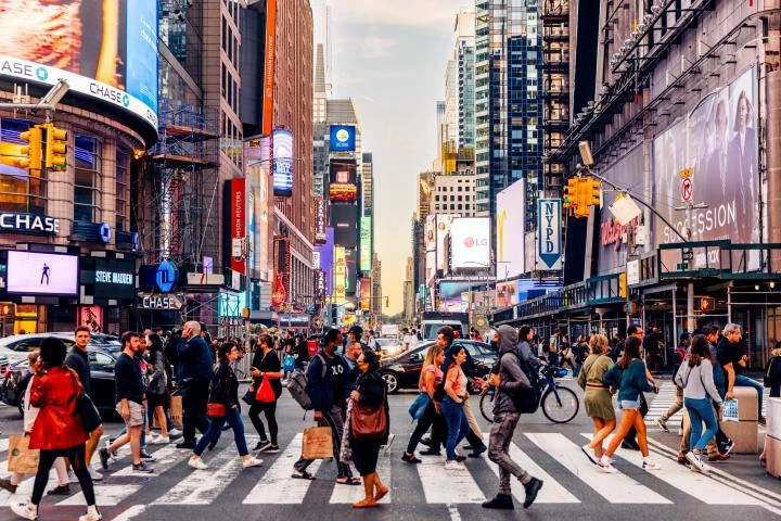 Muere una mujer apuñalada al azar en Times Square y la Policía mata a tiros a la agresora