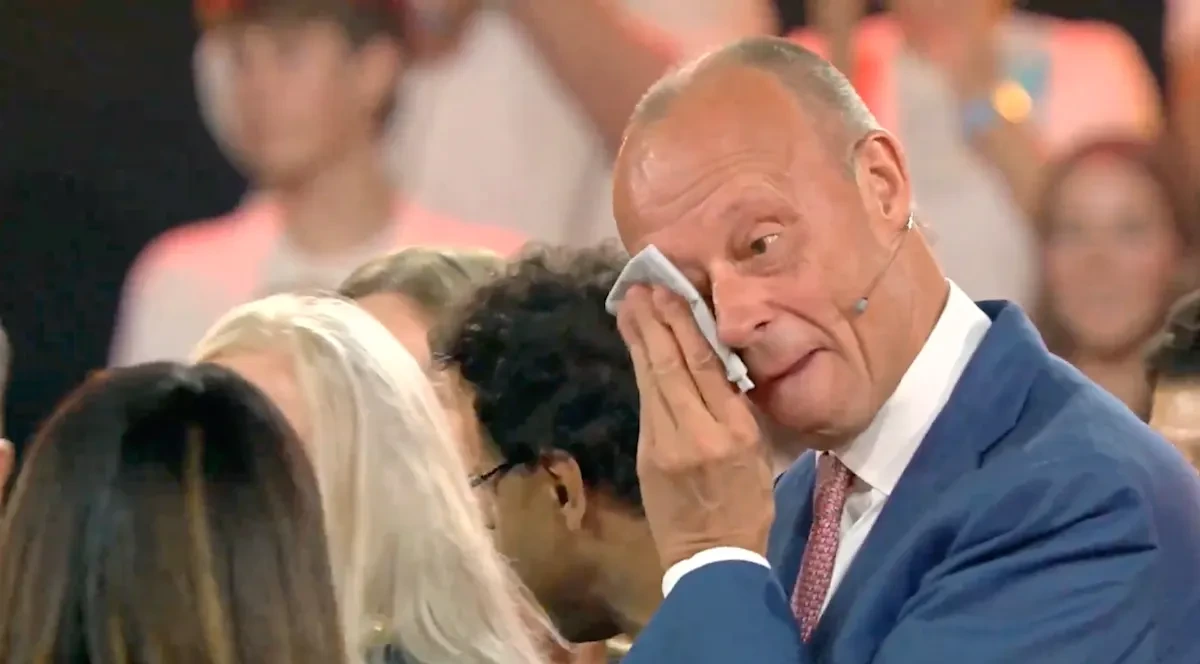 „Selbst der Kanzler hat Tränen in den Augen“ – Merz zeigt sich bei Schulpreis sichtlich gerührt