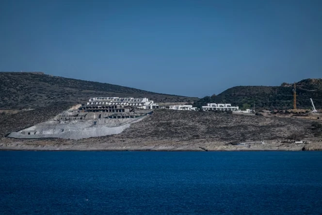 En Grèce, avec le boom du tourisme, les cinq-étoiles fleurissent au détriment des petits hôtels familiaux