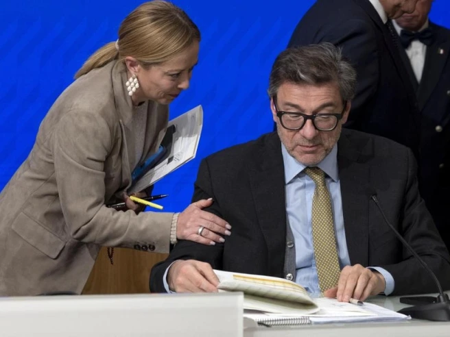 Il governo svela il Dpb: «Manovra da 23,5 miliardi, contributo su banche e assicurazioni per 5 miliardi. Priorità a interventi sulle famiglie»