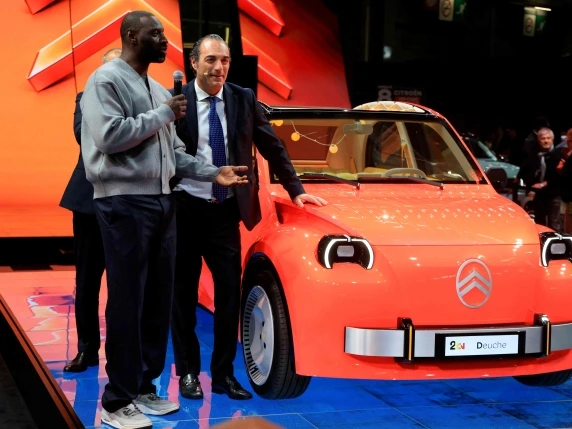Auto, le case cinesi occupano il 50% del Salone di Parigi. Stellantis e Volkswagen chiedono incentivi al Made in Europe