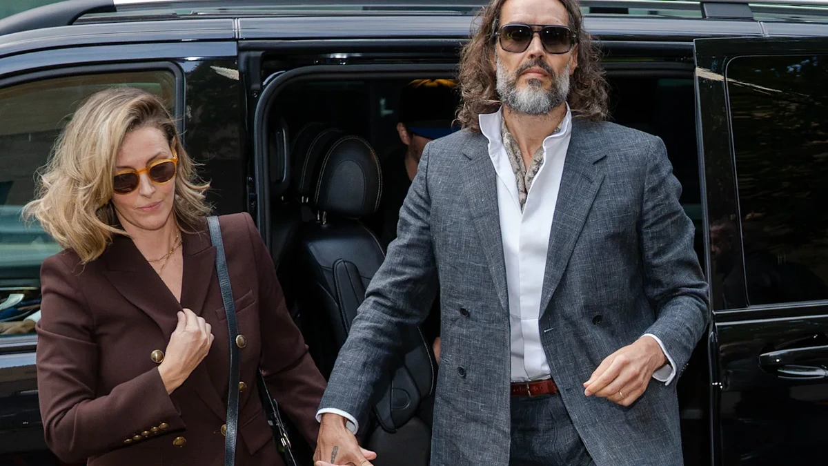 Vergewaltigungsprozess von Russell Brand: Hand in Hand mit Ehefrau Laura