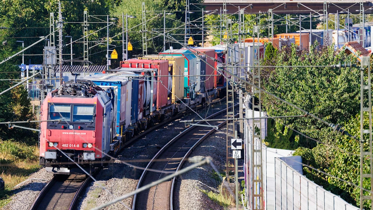 Nickerchen im Güterzug: Besoffener Lokführer schläft auf offener Strecke