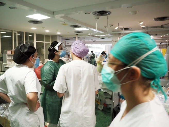 Medici e veterinari, nuovo contratto: aumenti medi di 560 euro lordi al mese (e patrocinio legale in caso di aggressioni)
