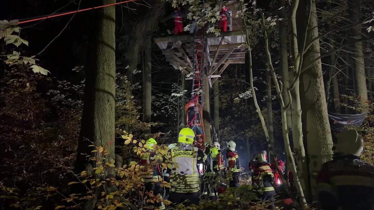 Bahnstrecke gesperrt! 70 Retter vor Ort: Groß-Alarm wegen Betrunkenem im Baumhaus