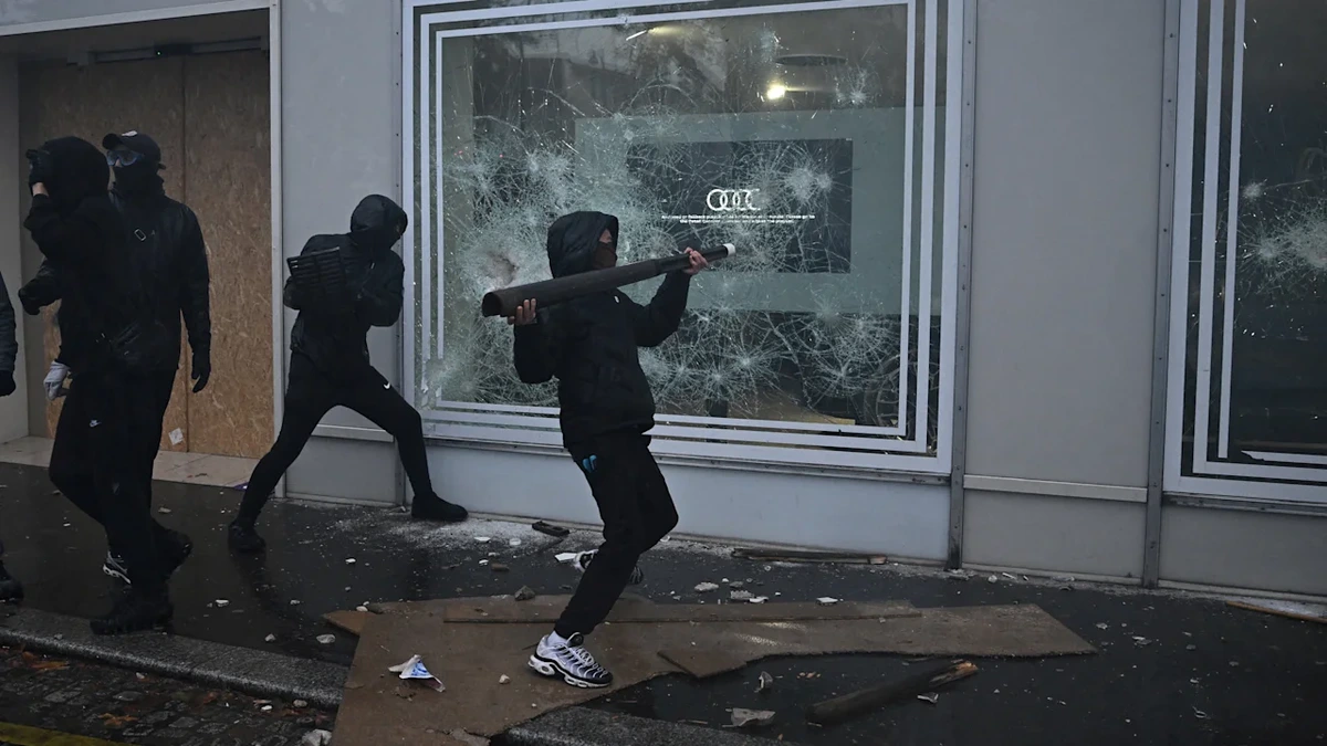 Die Bilder der Krawalle in Frankreich und Italien