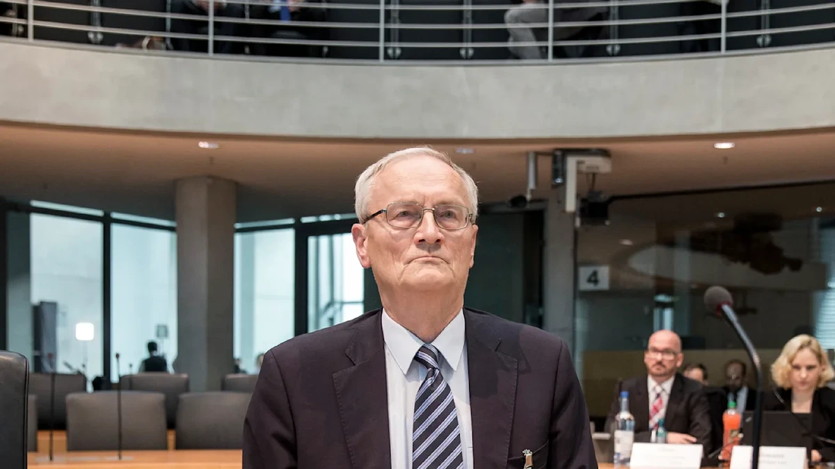August Hanning: Anwalt weist Vorwürfe zurück – Haftbefehl in Kraft