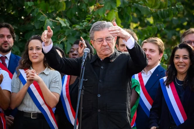 En visite à Gergovie, Jean-Luc Mélenchon vante les mérites de « la guerre de mouvement », chère à LFI, et raille la primaire de la gauche sociale-démocrate