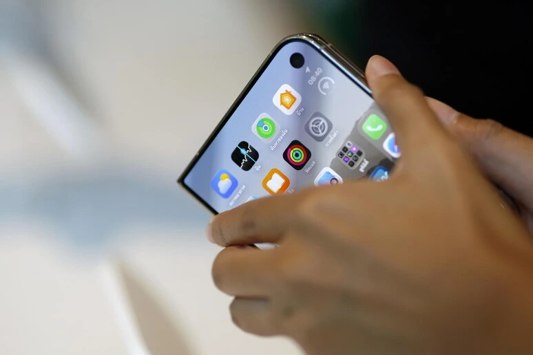 iPhone Duo con schermi rotti, Apple sostituirà i modelli difettosi