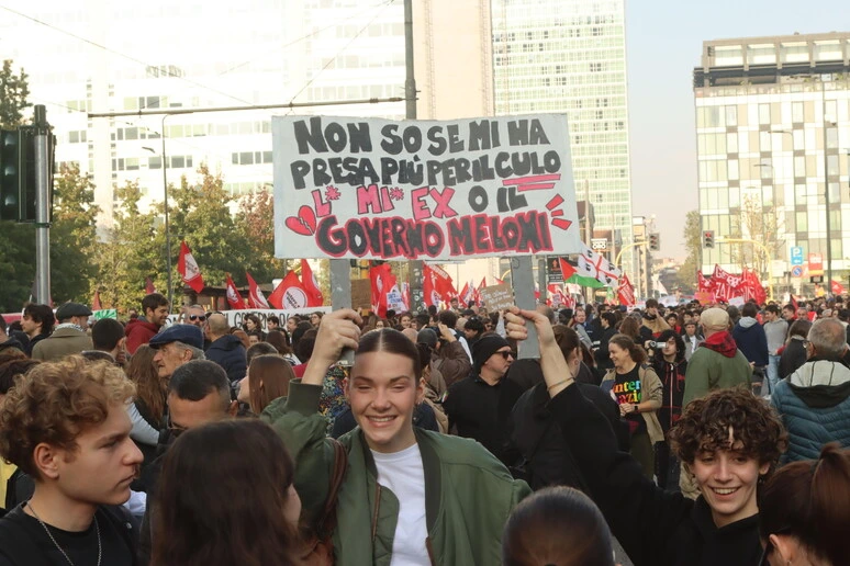Cortei in 50 città, la fotodiretta dalle manifestazioni