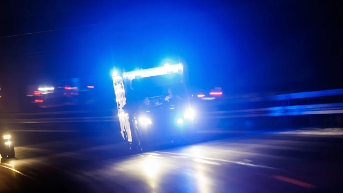 Riskantes Überholmanöver bei Biesenthal: Autofahrer fährt vier Menschen auf Mopeds tot
