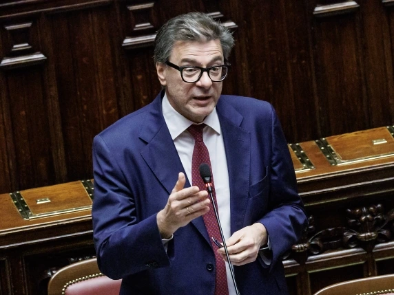 Manovra, cosa cambia: flat tax per i neoassunti e card sanitaria per gli over 75. Tutti i provvedimenti sul tavolo