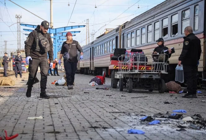 Guerre en Ukraine : un drone russe fait 14 morts à la gare de Dnipro