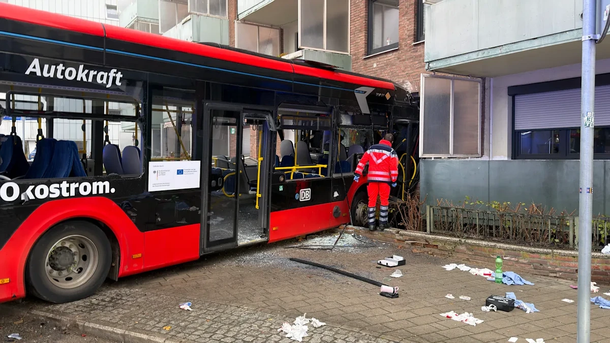 Bad Oldesloe (Schleswig-Holstein): Bus mit 20 Kindern kracht in Haus