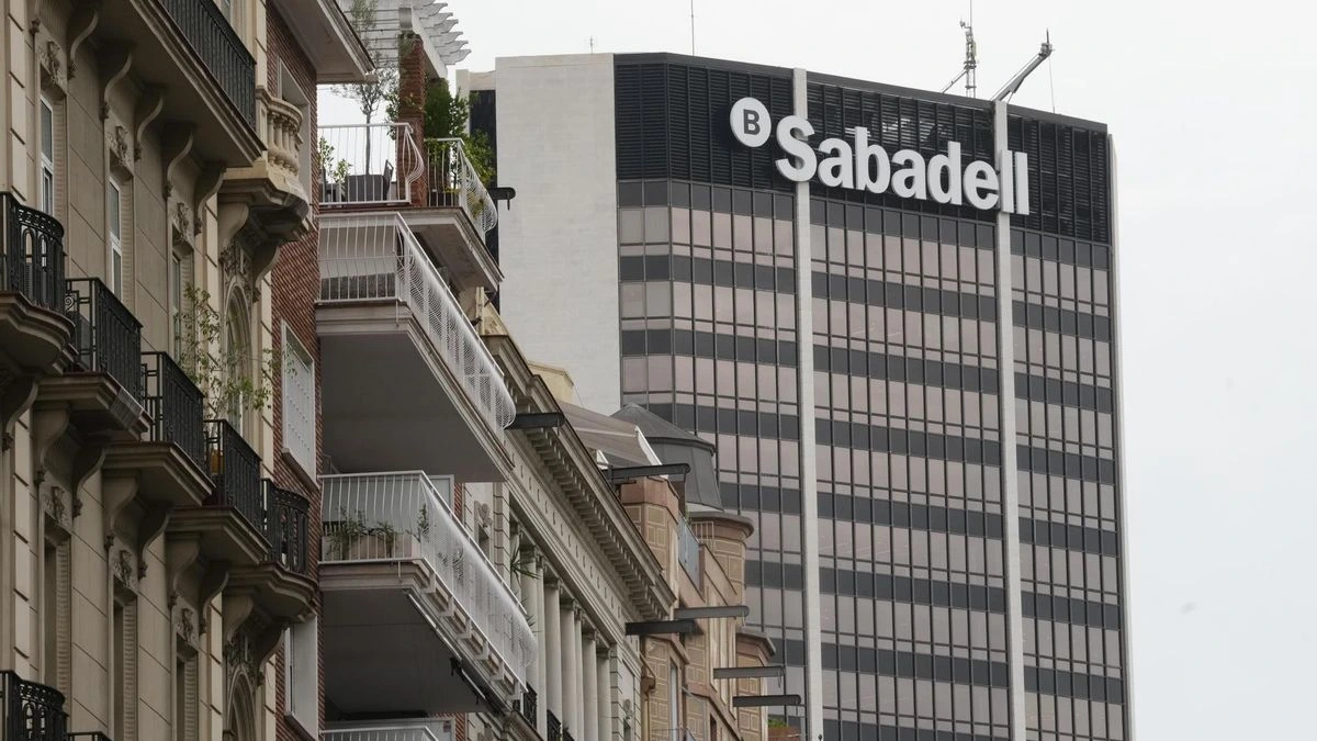 Qué es BPCE, el banco francés que ha entrado en Sabadell para evitar otra OPA como la del BBVA