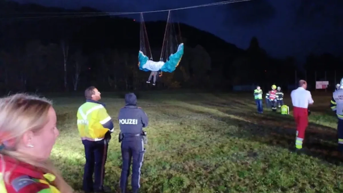 Österreich: Deutscher Paragleiter (73) hängt in Stromkabel fest