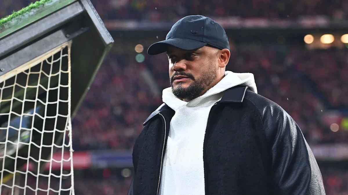 Vincent Kompany bricht auf dem Gelände vom FC Bayern zusammen