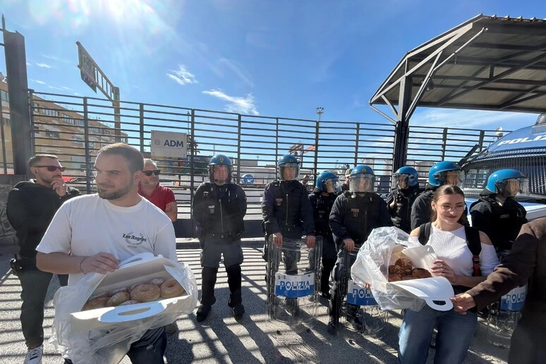 Sciopero a Napoli, sfogliatelle alla polizia: 'Non siete voi il problema'