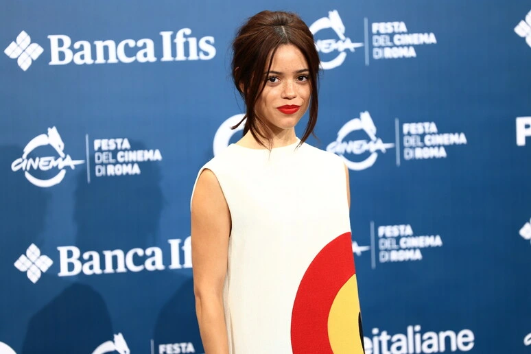 Jenna Ortega, tra social e IA stiamo perdendo sempre più le relazioni umane